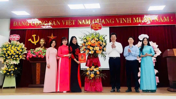 TRƯỜNG MẦM NON VĨNH HỒ VINH DỰ ĐÓN LÃNH ĐẠO QUẬN ĐỐNG ĐA VỀ CHÚC MỪNG NGÀY NHÀ GIÁO VIỆT NAM 20/11