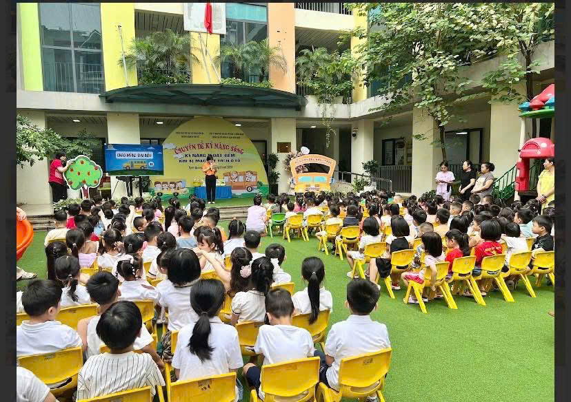DẠY TRẺ KĨ NĂNG THOÁT HIỂM KHI BỊ MẮC KẸT TRÊN Ô TÔ